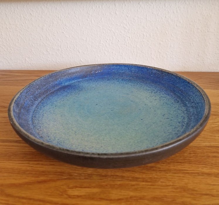 Blått keramik fat, diameter 33 cm.