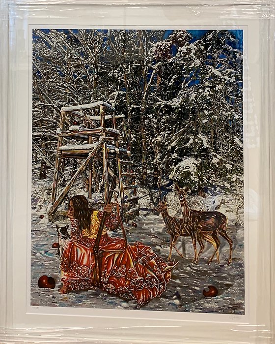 Sittande kvinna i snö med jakttorn och rådjur bakom sig